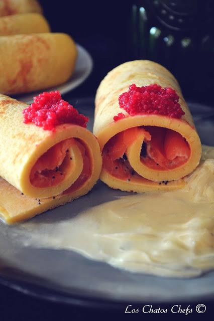 Crepes de salmón y caviar con crema ácida