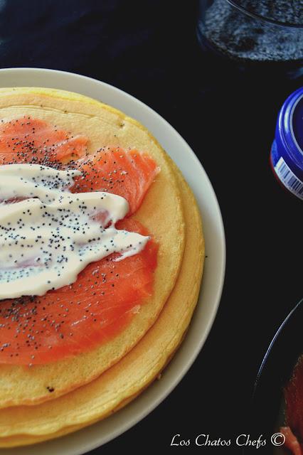 Crepes de salmón y caviar con crema ácida