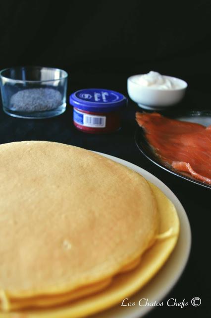 Crepes de salmón y caviar con crema ácida