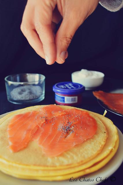 Crepes de salmón y caviar con crema ácida