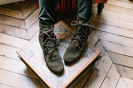 Maje_x_Minnetonka-Suede_Boots-Khaki_Outfit-Vintage_Scarf-Tita_Madrid_Bag-Yellow_Bag-Outfit-Paris-Street_style-Collage_Vintage-66