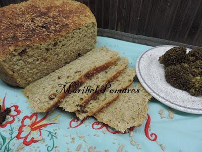 Pan integral de brocoli, semillas y pasas.