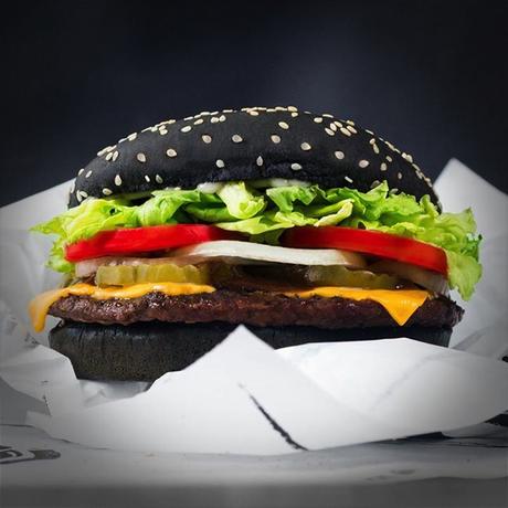 Burger King lanza la Whopper Halloween con un “terrorífico” pan negro