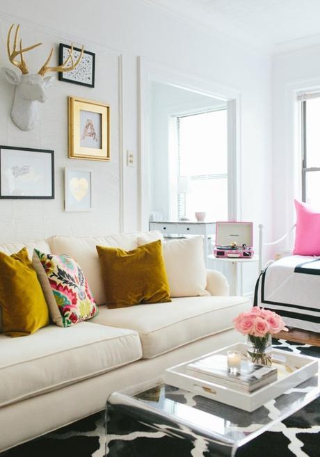 El mostaza, el color de temporada como decorar la sala de invitados