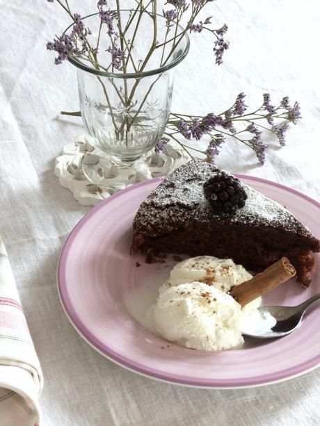 En la cocina, bizcocho de chocolate
