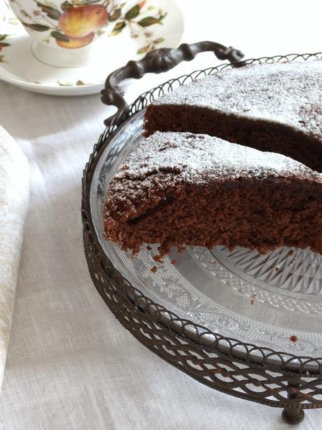 En la cocina, bizcocho de chocolate