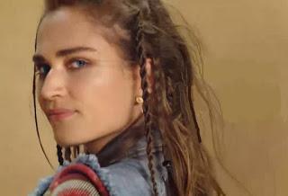 LA BAILARINA EXÓTICA Y EL AMERICANO MAQUILLADO