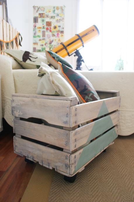 Decorar en familia: Diy juguetero con caja de fruta de madera11