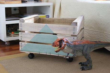 Decorar en familia: Diy juguetero con caja de fruta de madera4