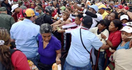 Colas-para-comprar-en-Mercal-Av-Bolivar-4-800x533-e1433866445476-600x320