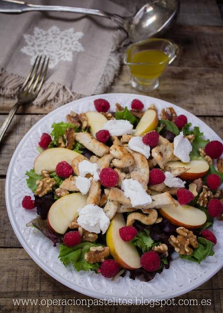 ensalada-pollo-frambuesas-manzanas