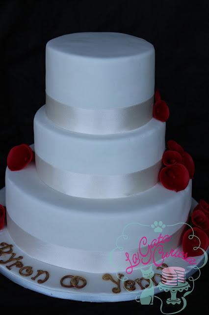 TARTA DE BODA CON CALAS ROJAS