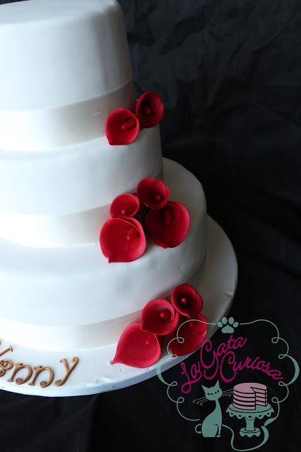 TARTA DE BODA CON CALAS ROJAS