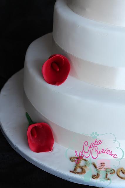 TARTA DE BODA CON CALAS ROJAS