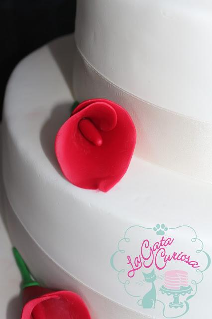 TARTA DE BODA CON CALAS ROJAS