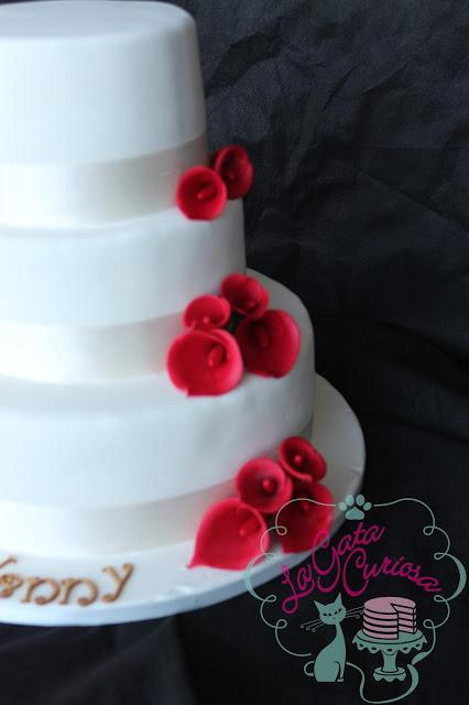 TARTA DE BODA CON CALAS ROJAS