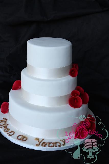 TARTA DE BODA CON CALAS ROJAS