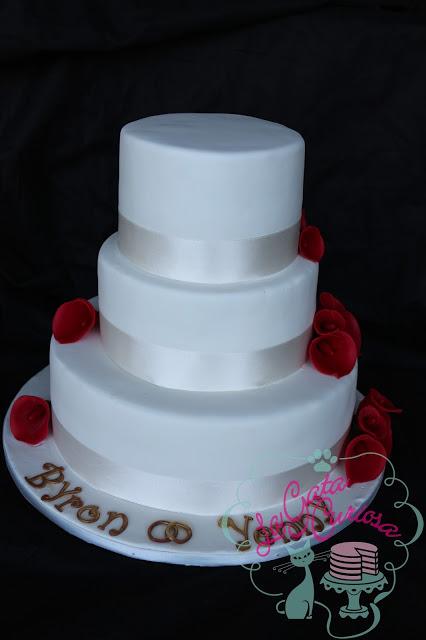 TARTA DE BODA CON CALAS ROJAS
