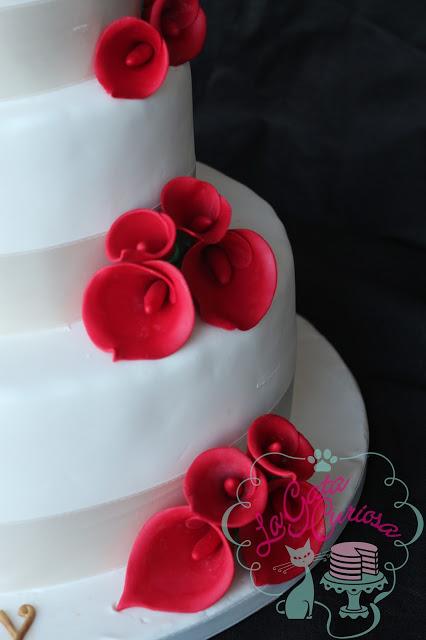 TARTA DE BODA CON CALAS ROJAS