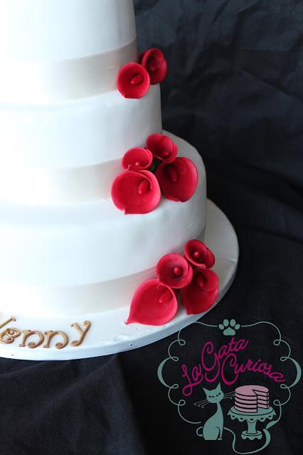 TARTA DE BODA CON CALAS ROJAS