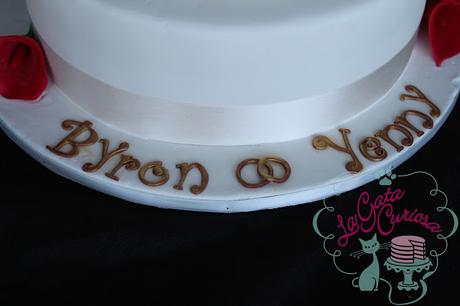 TARTA DE BODA CON CALAS ROJAS