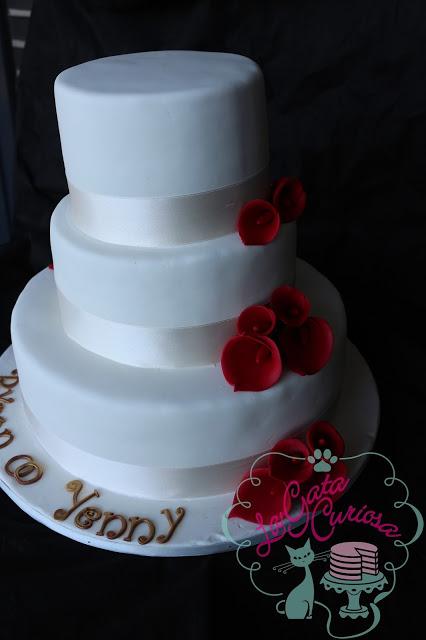 TARTA DE BODA CON CALAS ROJAS