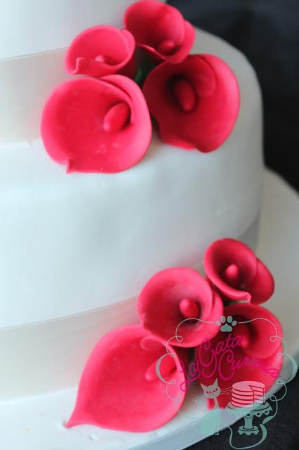 TARTA DE BODA CON CALAS ROJAS