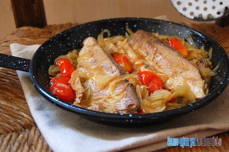 BONITO ENCEBOLLADO CON TOMATES CHERRYS.