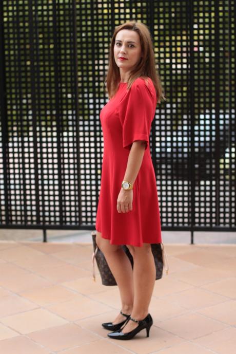vestido rojo y zapatos negros