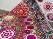 Instalaciones adornadas caleidoscópicas dibujos imitan textiles