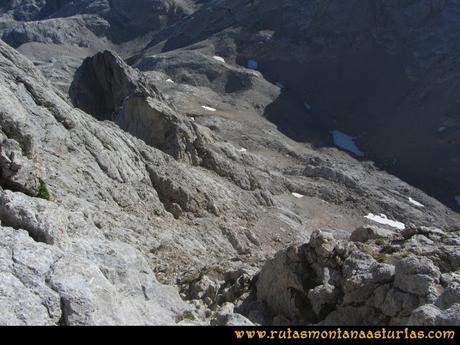 Ruta Cabrones, Torrecerredo, Dobresengos, Caín: Inicio del descenso desde la cima del Torrecerredo