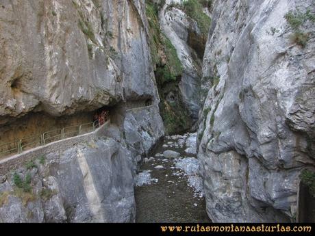 Ruta Cabrones, Torrecerredo, Dobresengos, Caín: Zona de la presa en la ruta del Cares