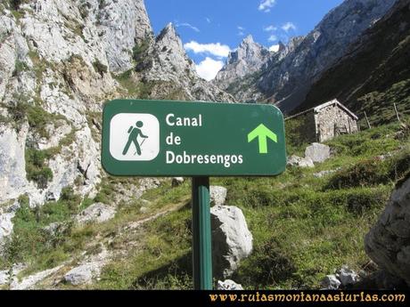 Ruta Cabrones, Torrecerredo, Dobresengos, Caín: Señal de la Canal de Dobresengos, en la ruta del Cares