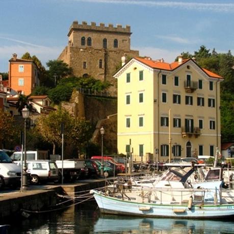 Muggia antiguo pueblo de pescadores donde se mezclan el ambiente social con los cafés y tiendas locales.