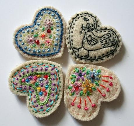 Corazones de fieltro bordados / Felt embroidered hearts - Paperblog