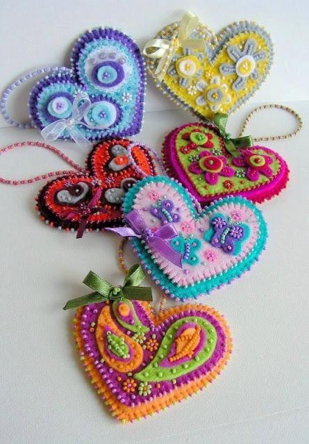 Corazones de fieltro bordados / Felt embroidered hearts