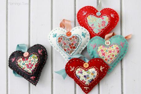 Corazones de fieltro bordados / Felt embroidered hearts