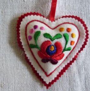 Corazones de fieltro bordados / Felt embroidered hearts