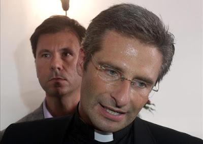 Krzysztof Charamsa, prelado católico en Roma, confiesa abiertamente su homosexualidad.