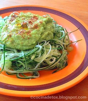 Fideos de pepino con salsa verde