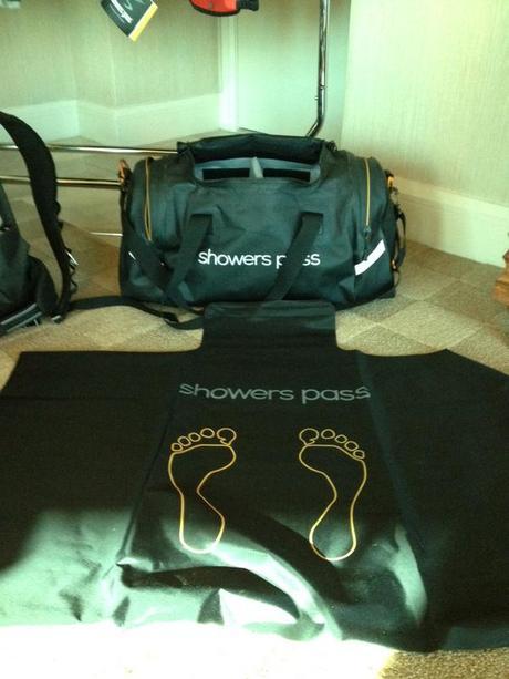 Showers Pass presenta su nueva línea de bolsos impermeables Cloudcover