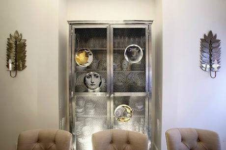 En un salón de aires clásicos