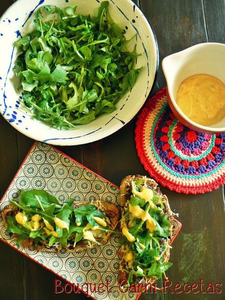Bruschettas de hongos, Parmesano y rúcula