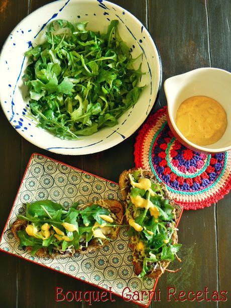 Bruschettas de hongos, Parmesano y rúcula