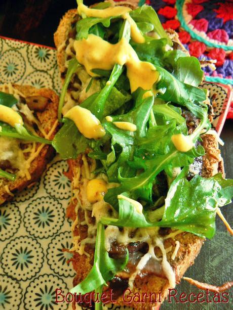 Bruschettas de hongos, Parmesano y rúcula