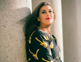 Presentación de «Bajo el paraguas azul» de Elena Martínez Presentación de «Bajo el paraguas azul» de Elena Martínez