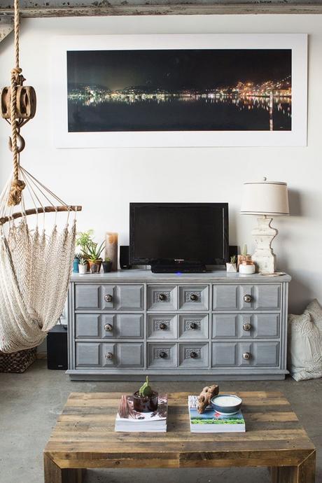 comoda vintage en el salon