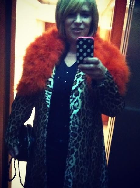 Aquí el protagonista es el cuello en naranja de pelito. Que es de Zara por cierto :) En días grises coloréate. El poder del color en nuestro estado de ánimo.