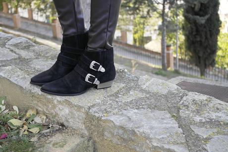 MUST HAVE: BUCKLE BOOTS