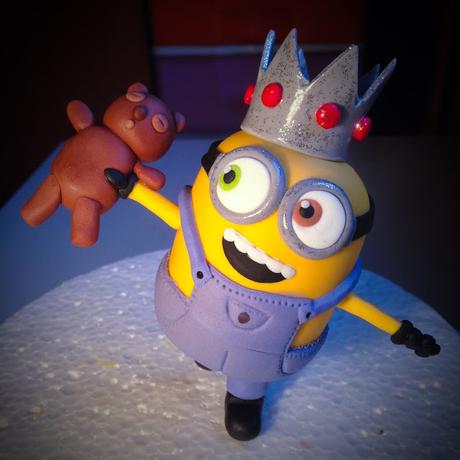 MInion Bob con osito modelado en fondant